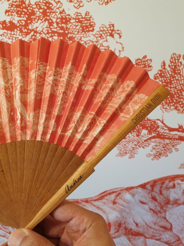 Calligraphie de prénoms sur un éventail personnalisé