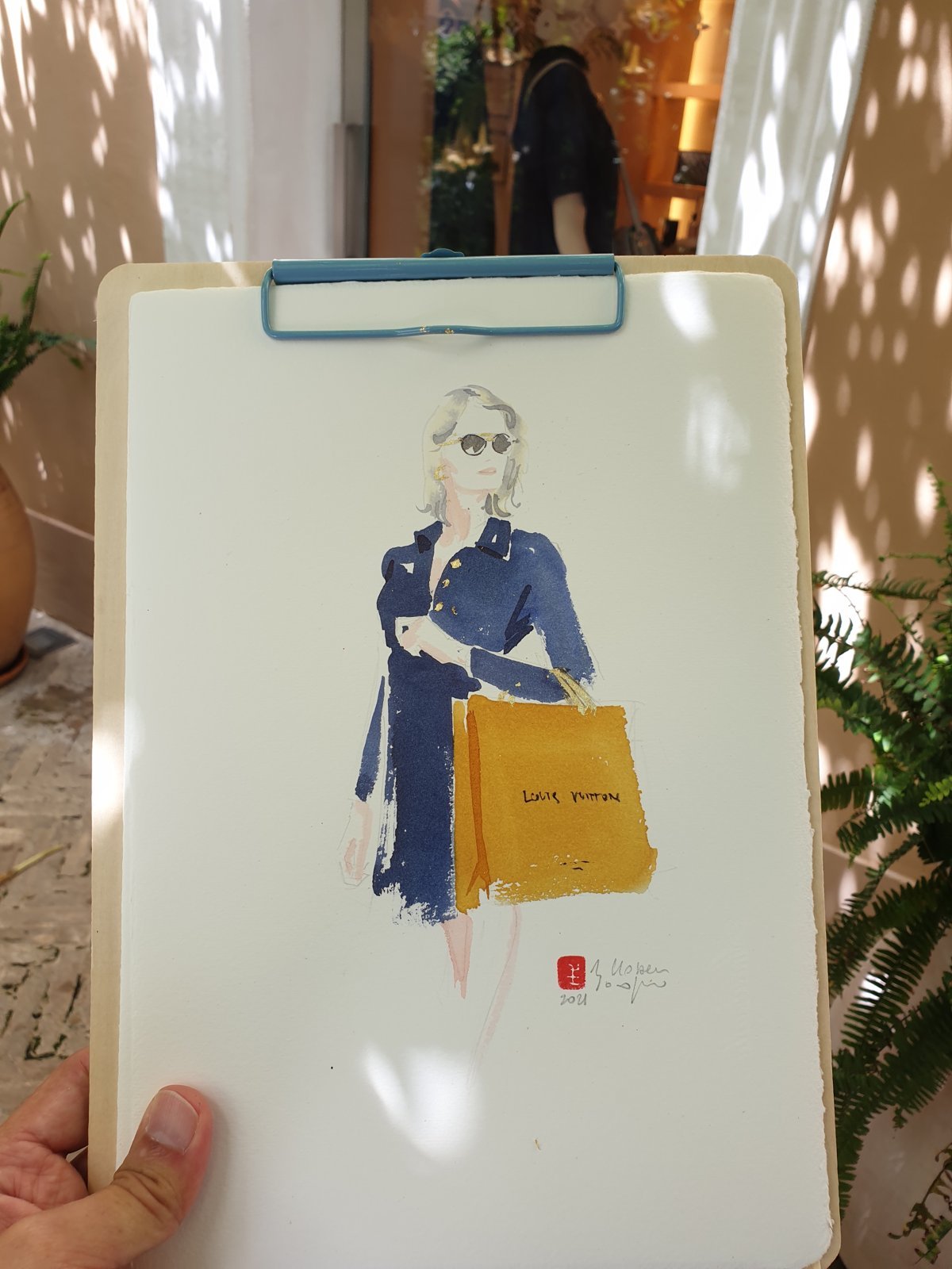 Silhouette de mode dessinée en direct pour Dior à Saint-Tropez