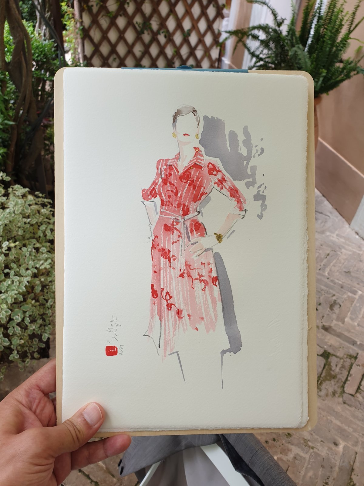 Silhouette de mode dessinée en direct pour Dior à Saint-Tropez