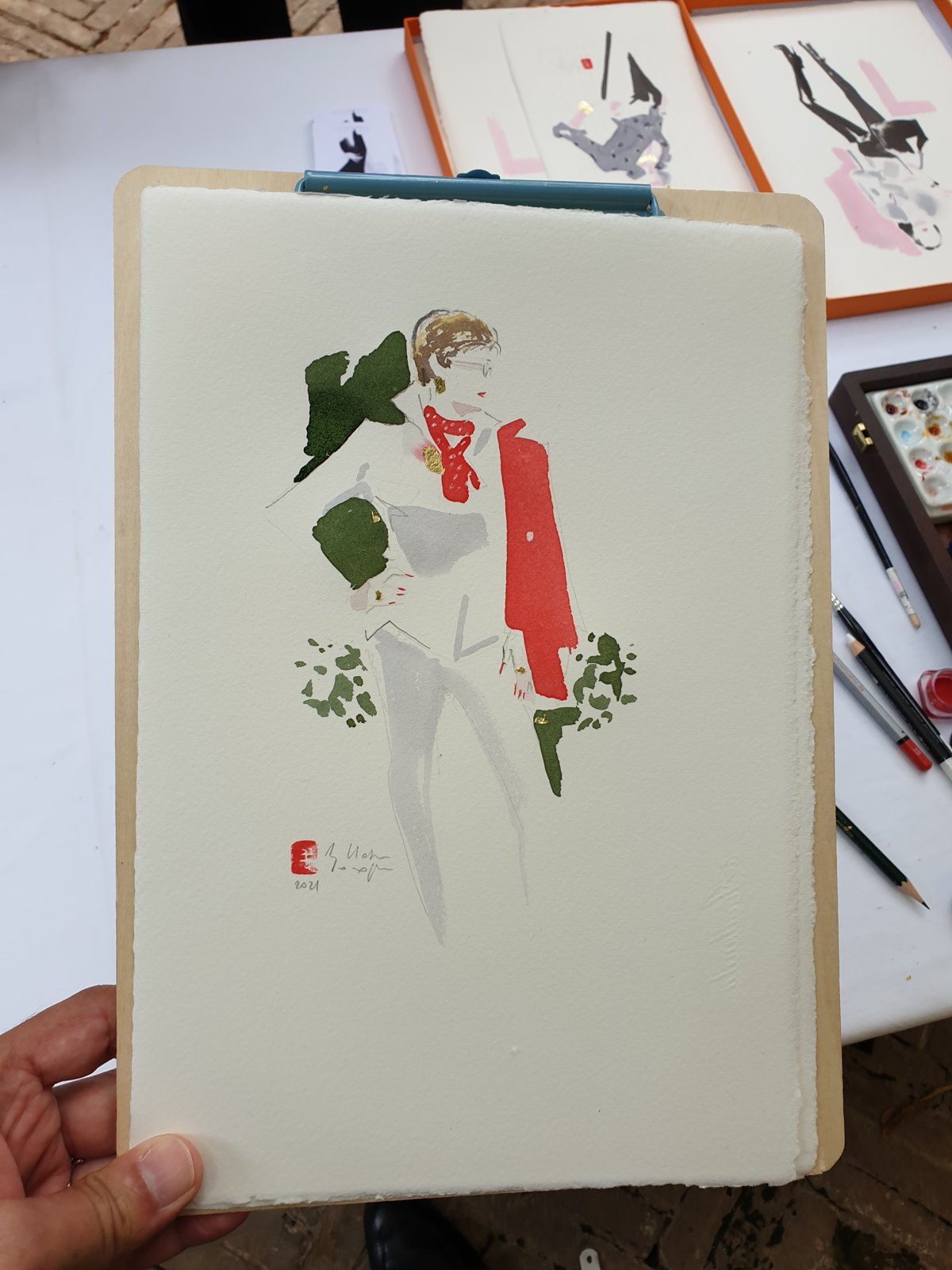 Silhouette de mode dessinée en direct pour Dior à Saint-Tropez